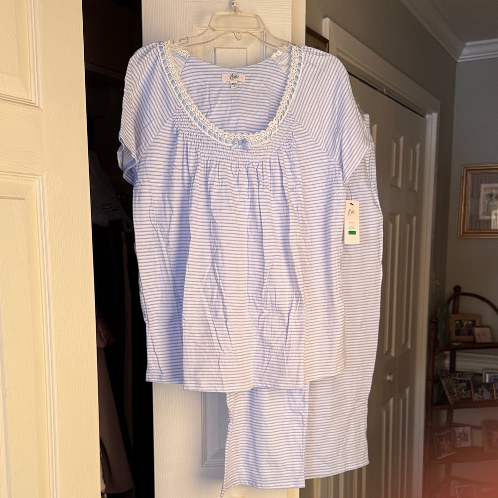 Aria Light Blue Striped Capri PajamaSet NWT Sz. L